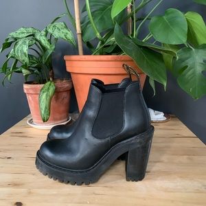 DR MARTEN HEELED BOOTIES